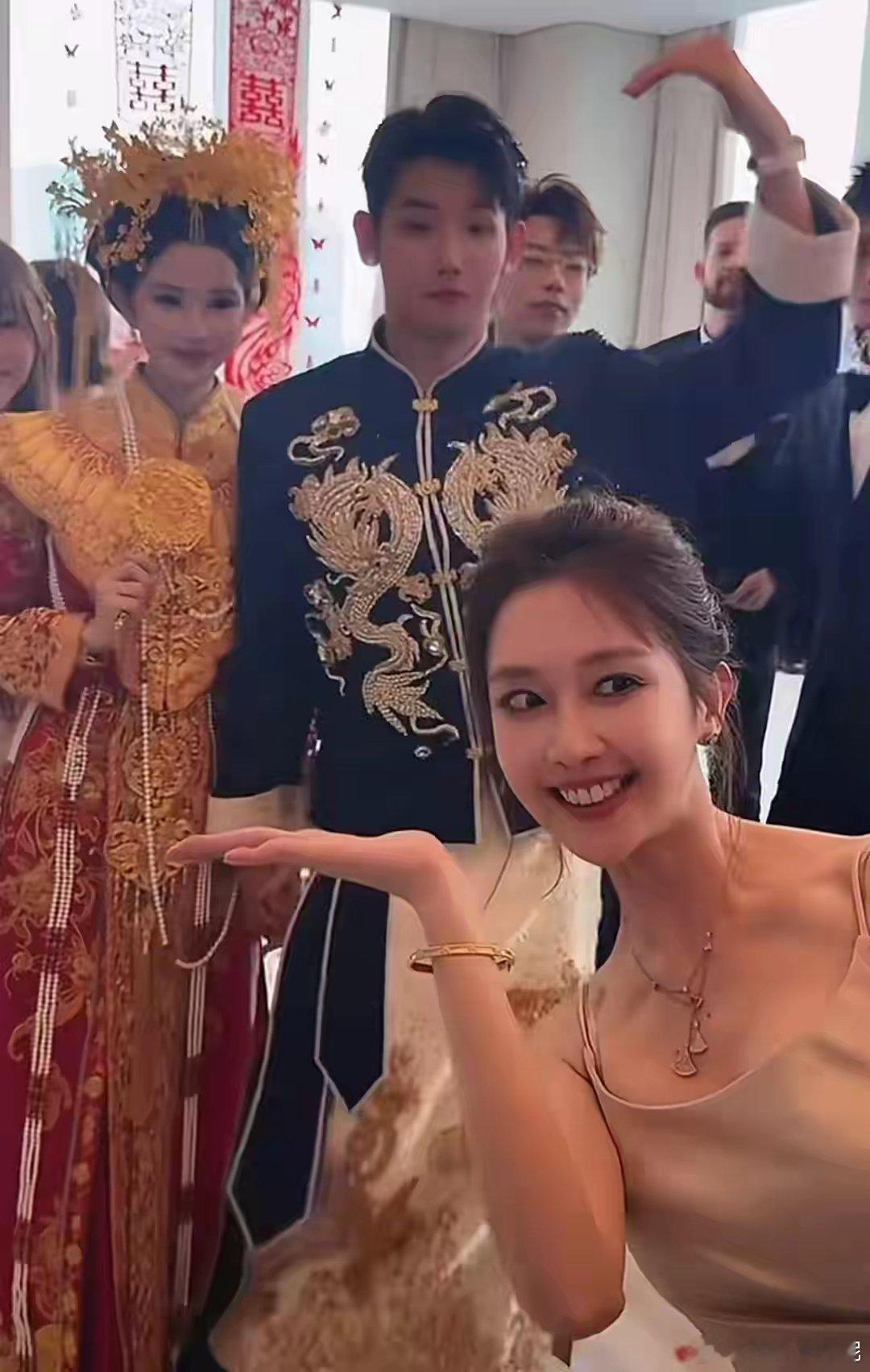 千万网红梅尼耶迎娶黄婉均，中式接亲氛围感十足，痞幼、卓仕琳担任伴娘送上祝福​​