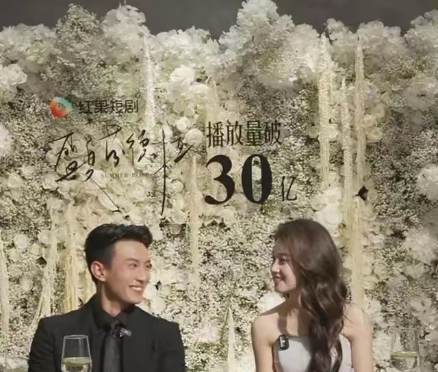 “顶流”俩字在短剧圈保质期比酸奶还短，你上周还在弹幕里喊老公，这周他就从榜单蒸发