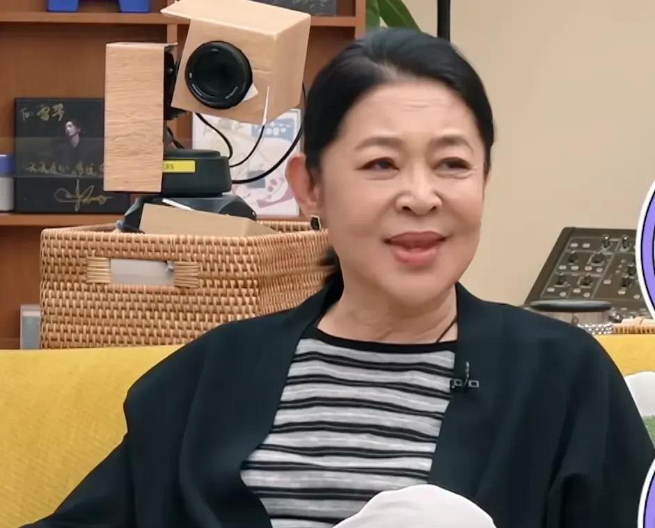 倪萍问杨子：“家里的财政大权掌握在你手里吗？”杨子肯定地回应。这简单的问
