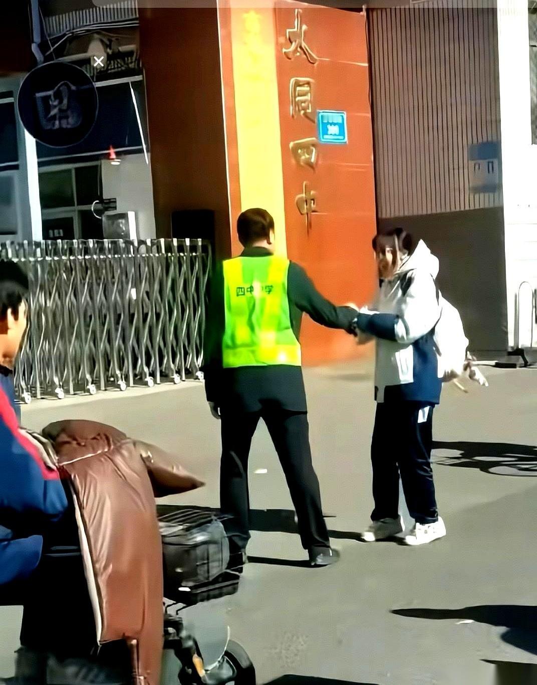 我今天算开了眼了。山西大同那个副校长，拔学生车钥匙。结果学校发了个通报，我跟