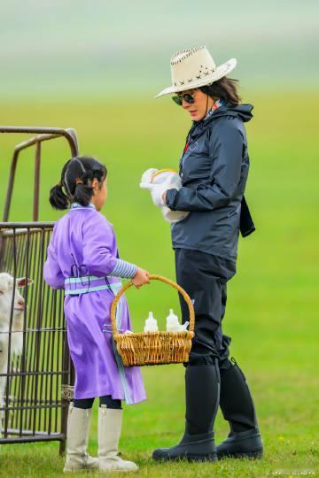 还得是刘嘉玲！真的是大方又豪横，繁花团去牧民家体验生活，刘嘉玲直接把自己的手链从