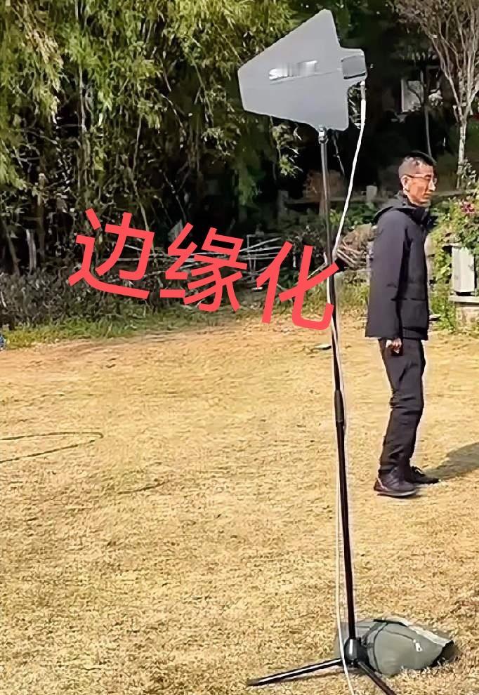 董宇辉的离开，哪是什么“被逼出走”，分明是东方甄选“消化不良”——太亮的灯泡，照