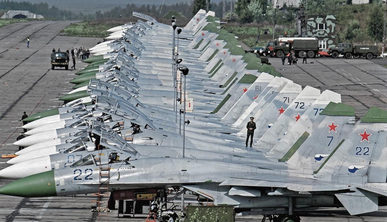 1992的侧卫苏27S苏联解体之后，停放在霍伊纳空军基地（西波美拉尼亚）的俄
