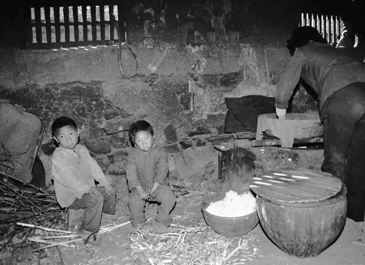 说起来真的让人难以想象，我们距离真正吃饱饭的时间不过短短几十年，但如今再看到这张