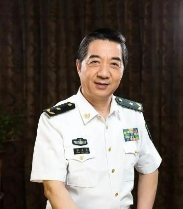 谢谢你张召忠！你真是伟大的预言家！2015年你就说过：“美国啥也不干，让东方大国