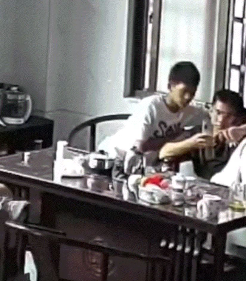 广东一名男子在网上分享，自家监控记录下，家中突然闯入未栓绳的陌生狗子，男子和两个