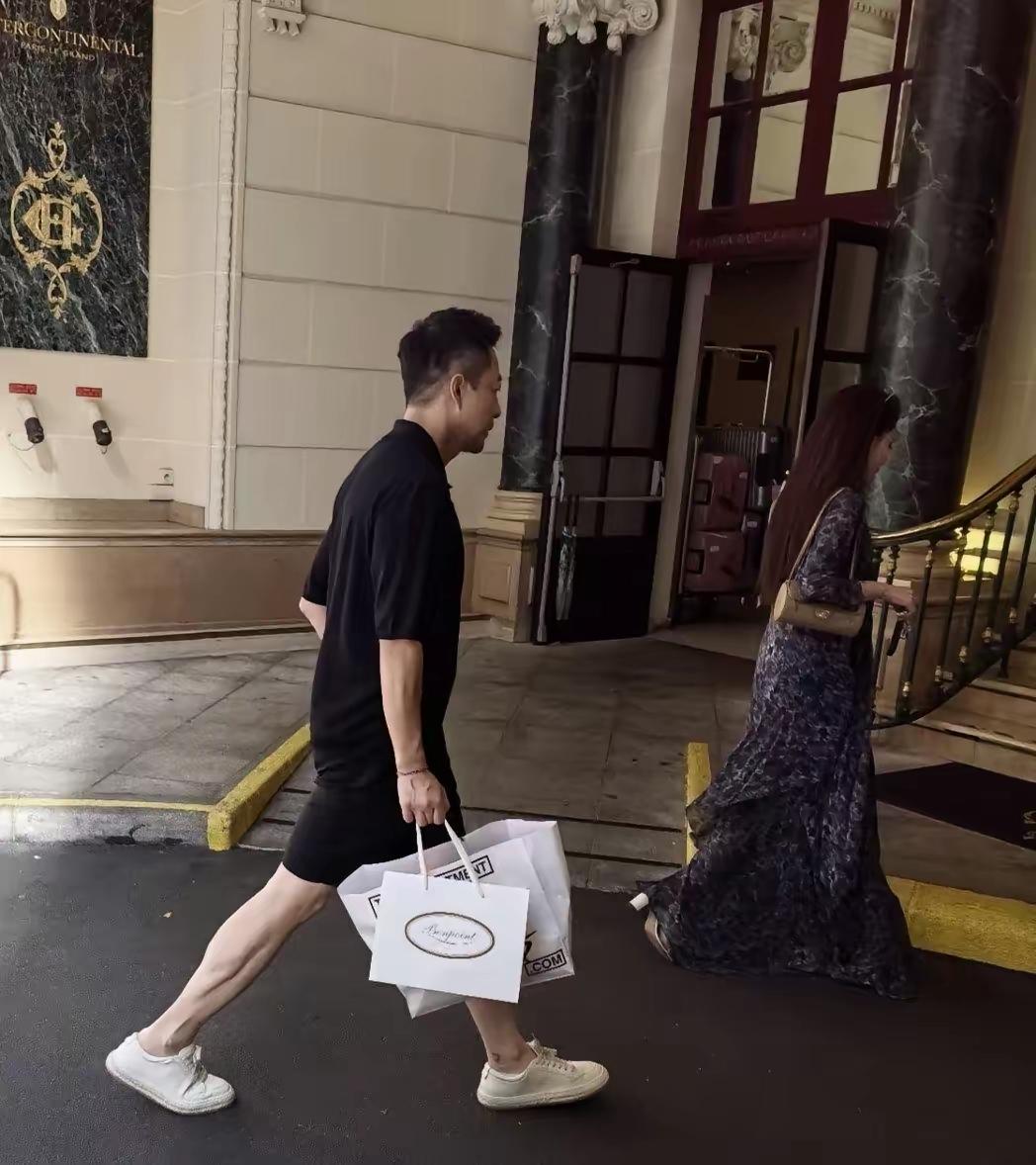 朋友看到汪小菲带一个戴帽子、穿百褶裙的女人打球。第一时间通风报信。马筱梅
