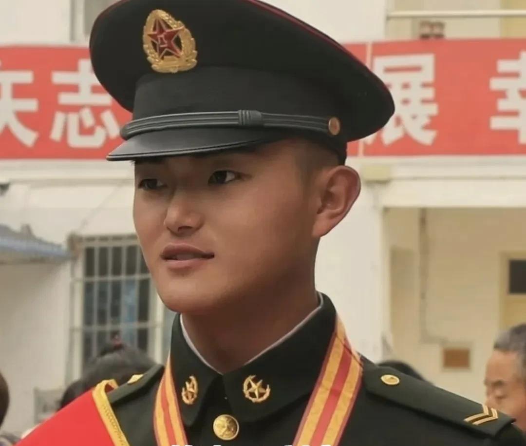 这名英武帅气的小伙子名叫刘宸，他在部队时是一名在校大学生义务兵。刘宸1997年