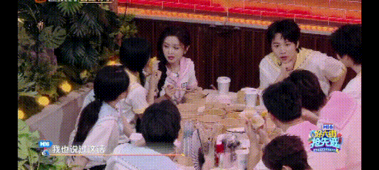 包上恩吴宣仪美食知音来的吴宣仪说不当艺人就做美食博主，包上恩立刻赞同。两位美女在