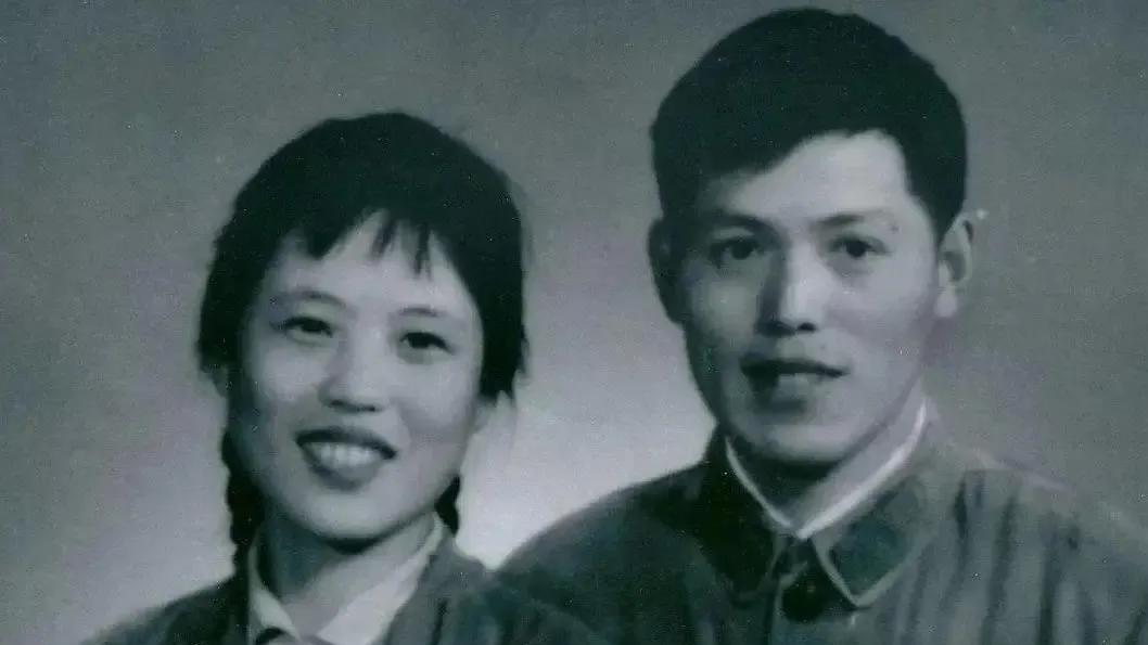 60年代，主席警卫沈同偷偷交了女朋友，没告诉主席。主席得知后，叫来沈同：“你现在