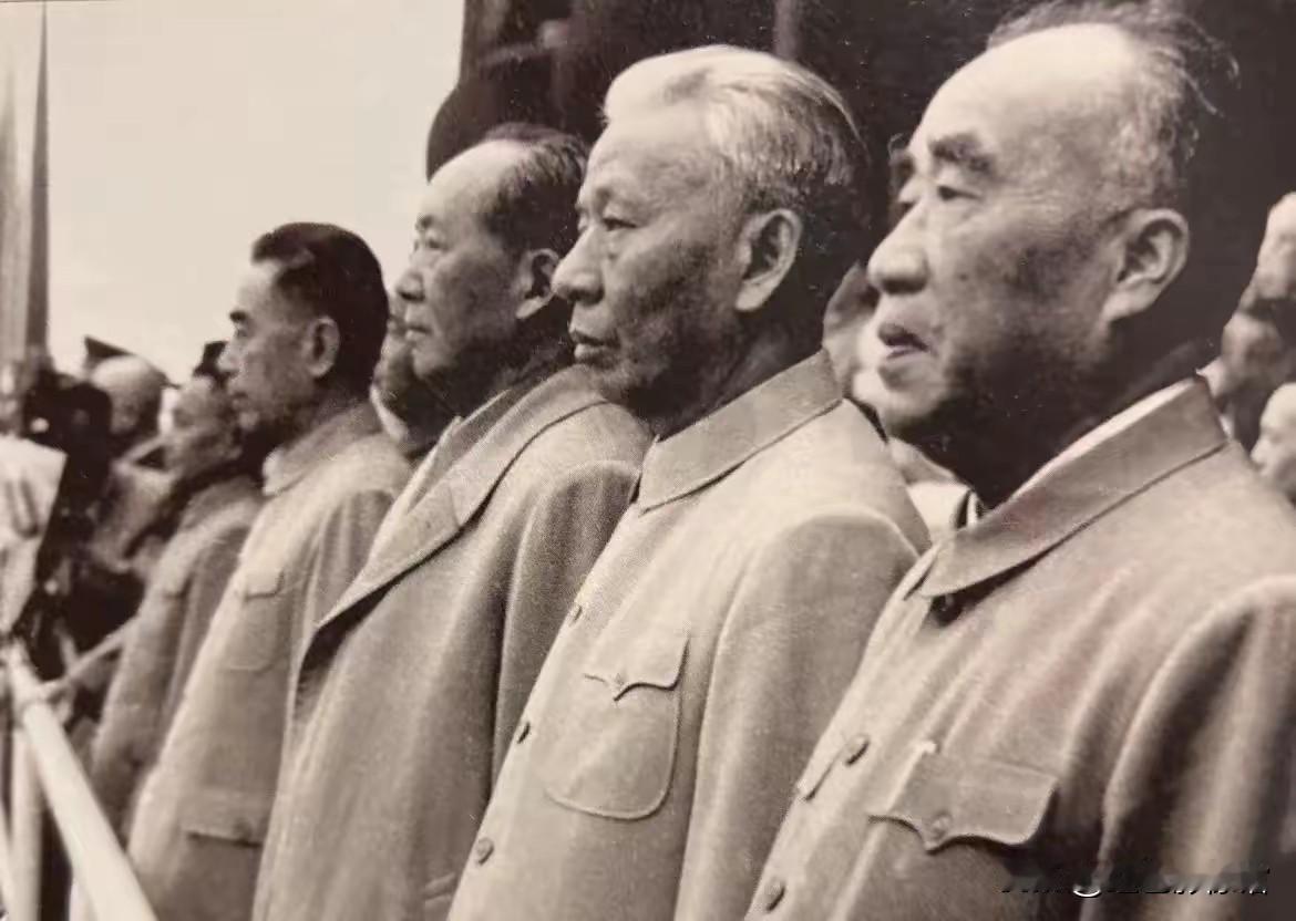 天安门城楼之上，周恩来、毛泽东、刘少奇、朱德四位伟人并肩整齐伫立，身姿挺拔庄重。