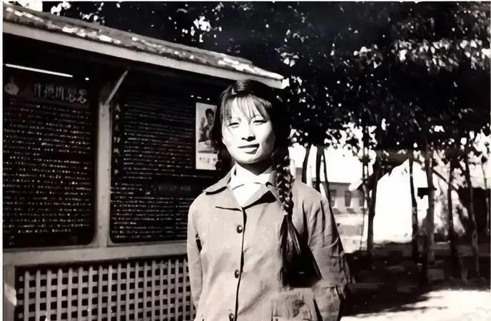 1977年，返京的北京知青谢炳义，在街上给一名流浪女乞丐递去两碗热面。可让他万万