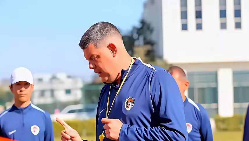 米兰发火不是没有道理他知道球员容不得半点闪失上赛季青岛海牛之所以打的很狼