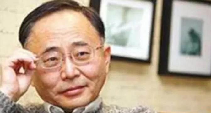 烈士江姐的儿子彭云在美国定居，中国记者问他为什么不肯回国？他的回答很现实，却也很