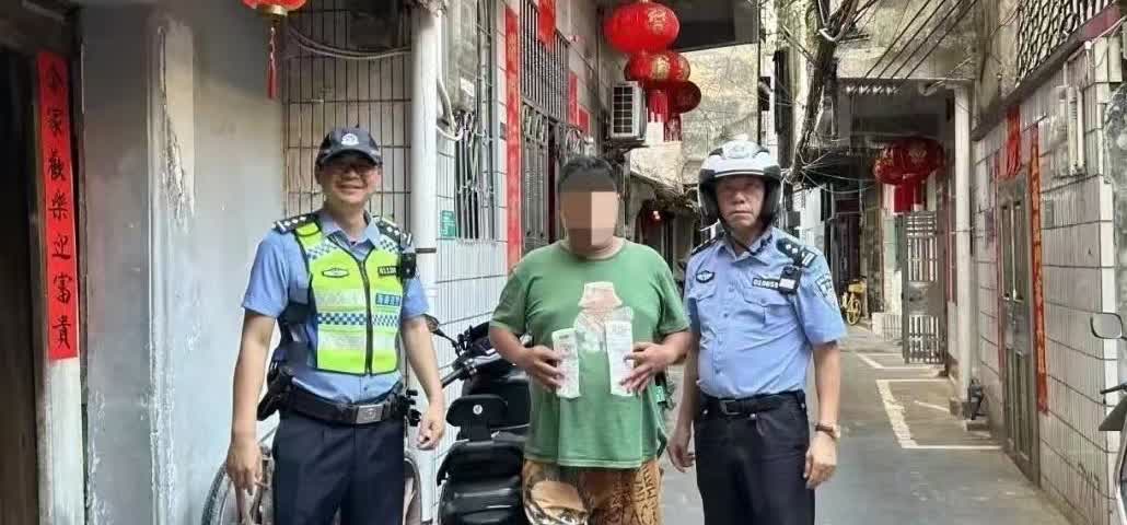 太解气了！海南海口，一男子正驾车正常行驶，一辆电动车突然横穿马路从车流里窜了出来