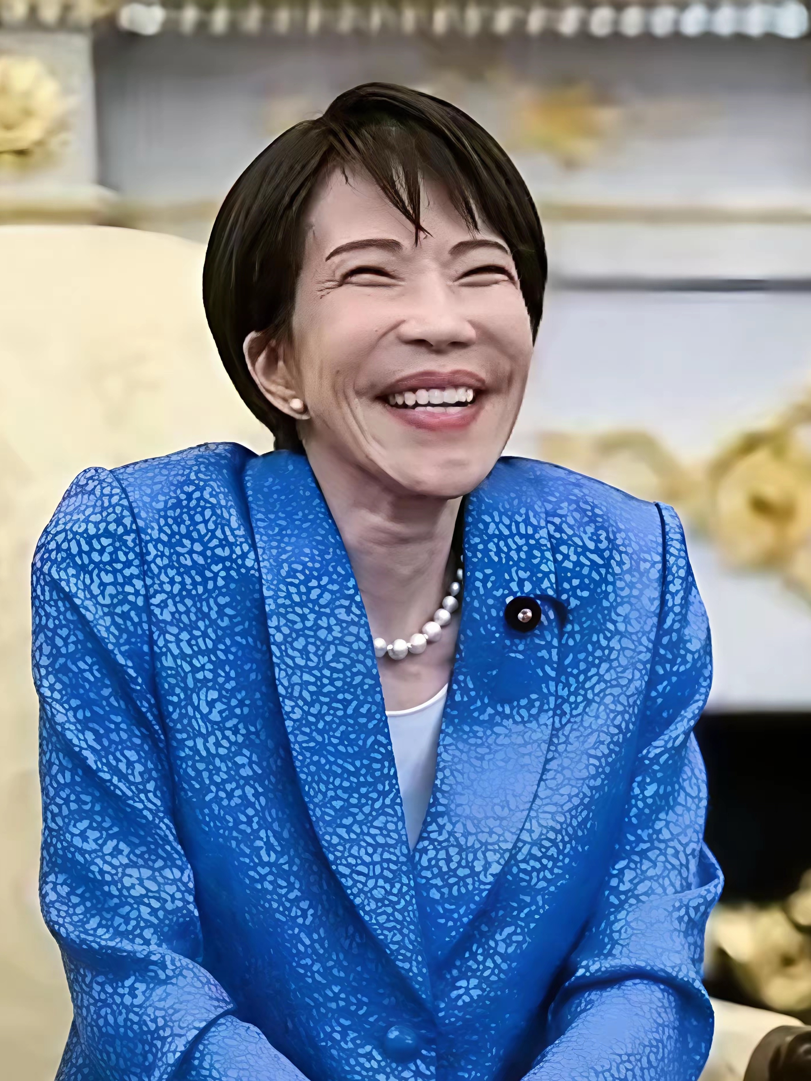 高市早苗那脸型和搞笑的宋小宝联系起来，仔细一看还真有那么点神似。