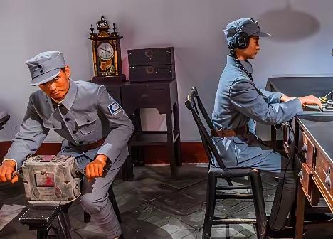 1943年，宁亚川为炸鬼子军火库，与汉奸女儿谈恋爱，对方却不配合，为防泄密，宁亚