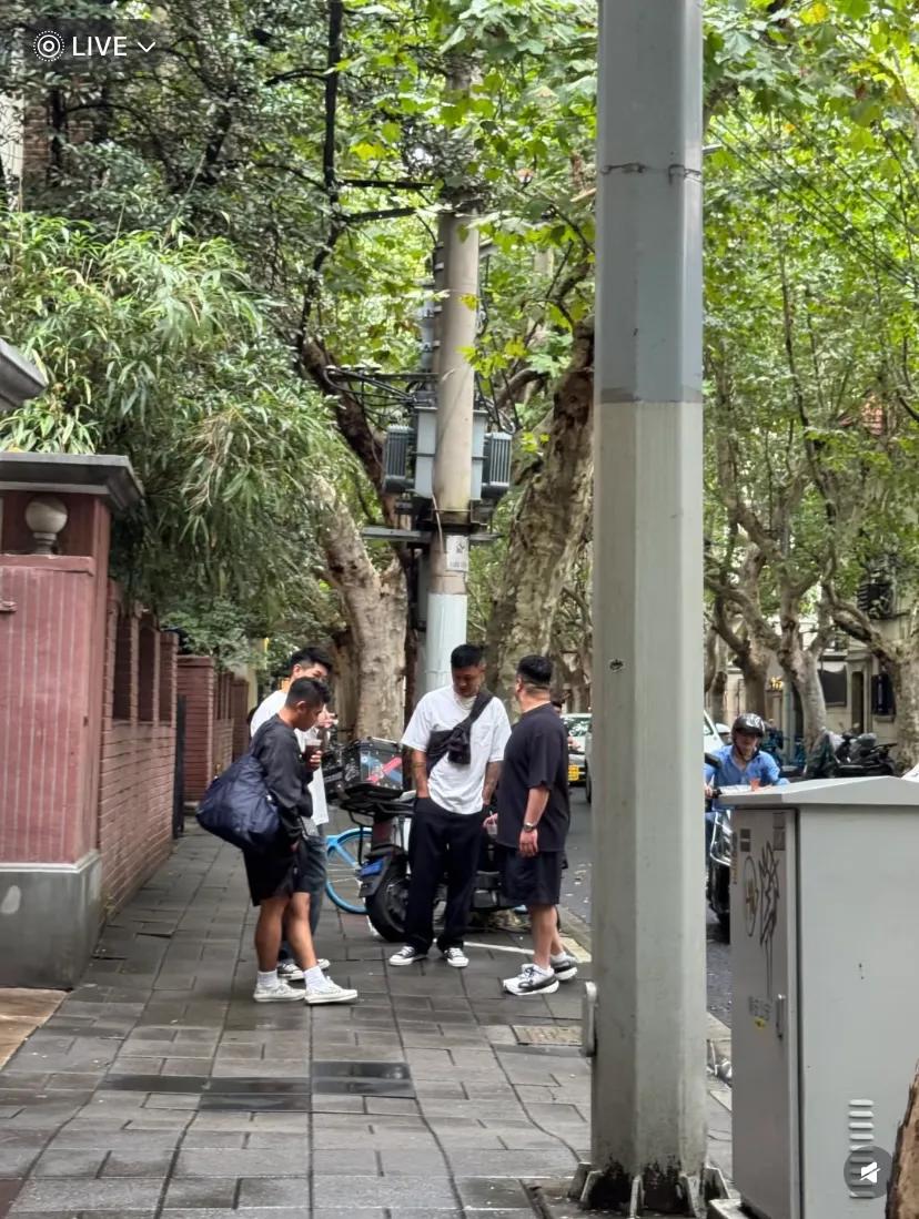 上海街头，偶遇余文乐！网友调侃，部分男明星的归途都是本山？[捂脸哭]