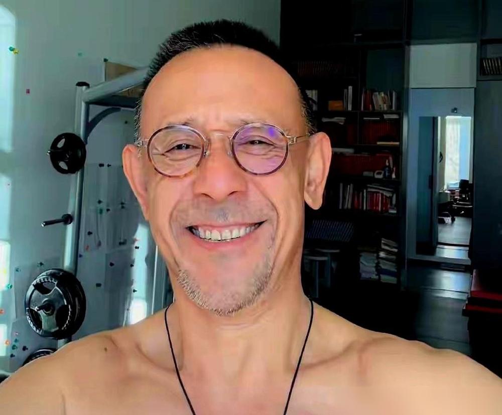 姜文过生日，脱了件衣服，全网男的估计都沉默了。我终于有点理解周韵了。这老头儿，要