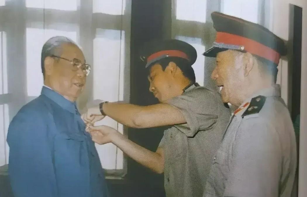 1988年9月，我军恢复实行新的军衔制。这是时任军委委员兼总参谋长迟浩田代表军委