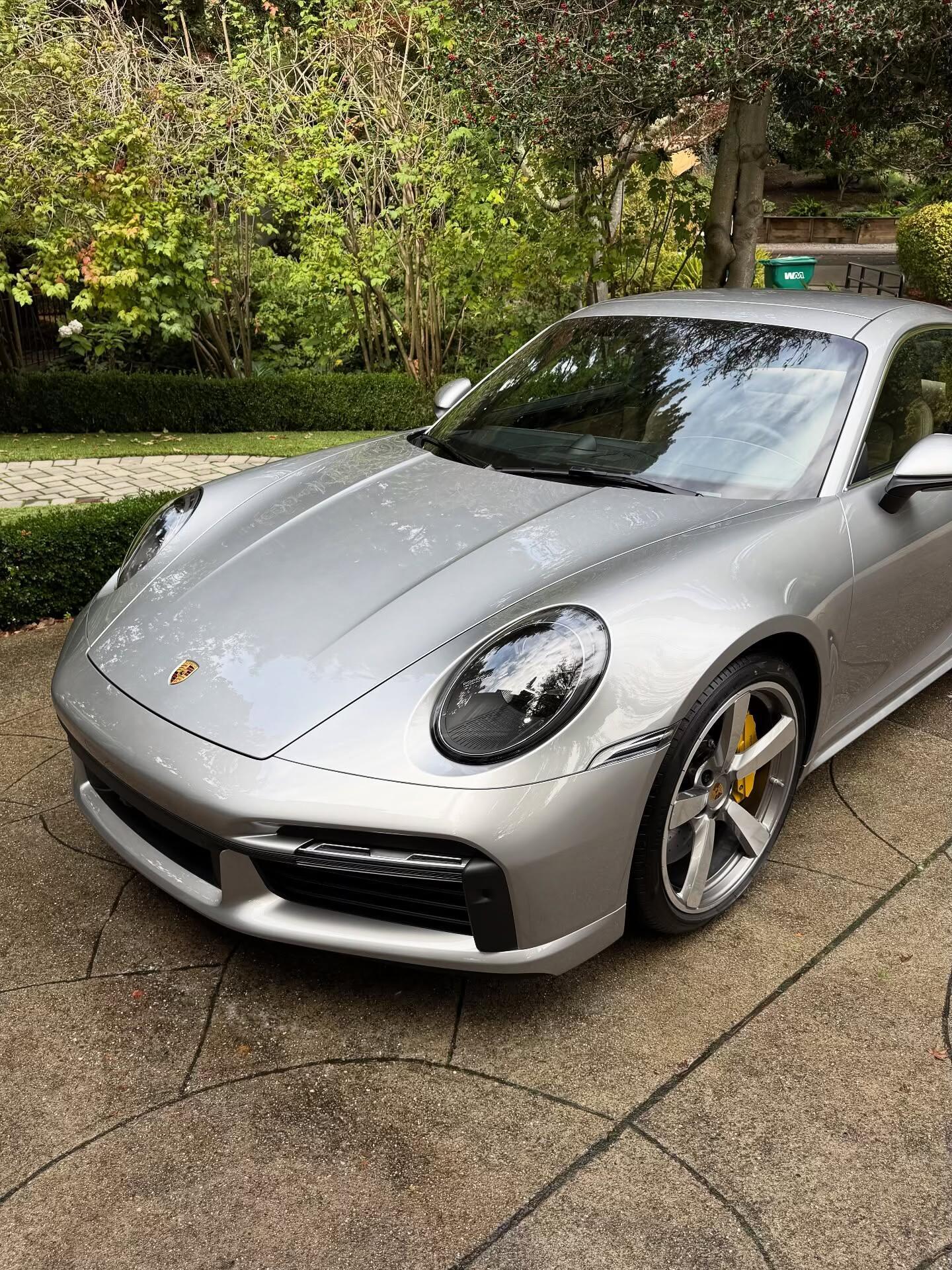 保时捷911TurboS🚗✅优点：1.搭载增强型水平对置6缸发动机与电动涡