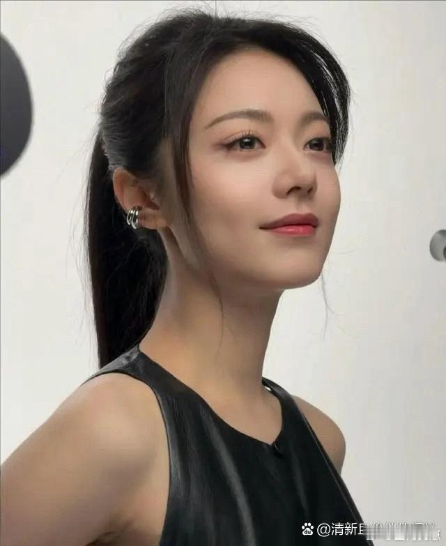 赵今麦这身穿搭气质超在线，简约又精致，少女感和优雅感平衡得刚刚好～