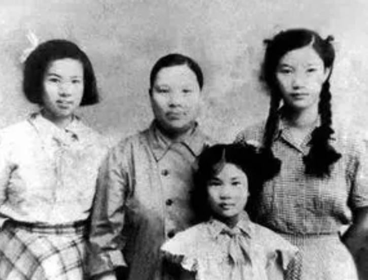 1927年，国民党全城搜捕张文秋，为了离开县城，张文秋藏在一口棺材中，准备装成死
