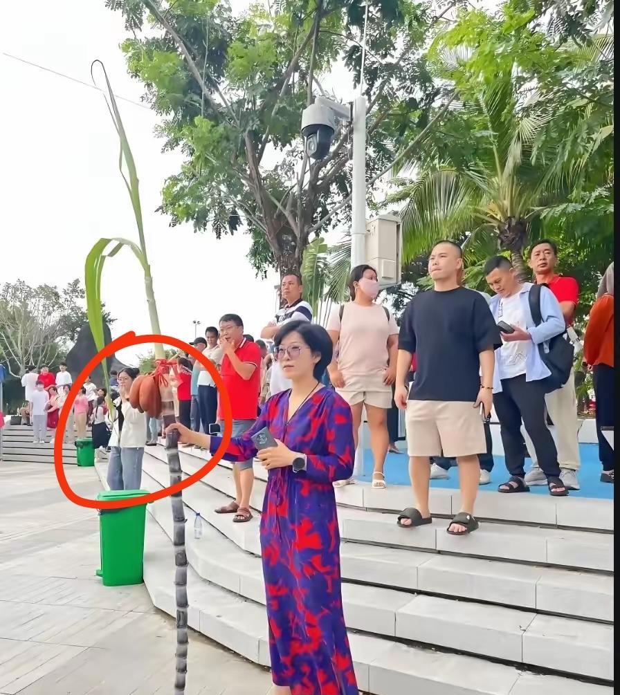 这个妈妈火了我猜她一定是个广东人！因为只有广东人懂甘蔗上挂香蕉，寓意不要太好