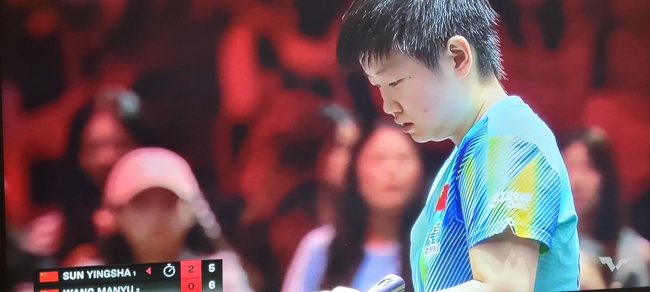 前四局莎莎和曼昱战成2:2平！莎莎先声夺人，率先拿下前两局，曼昱不甘落后，第三