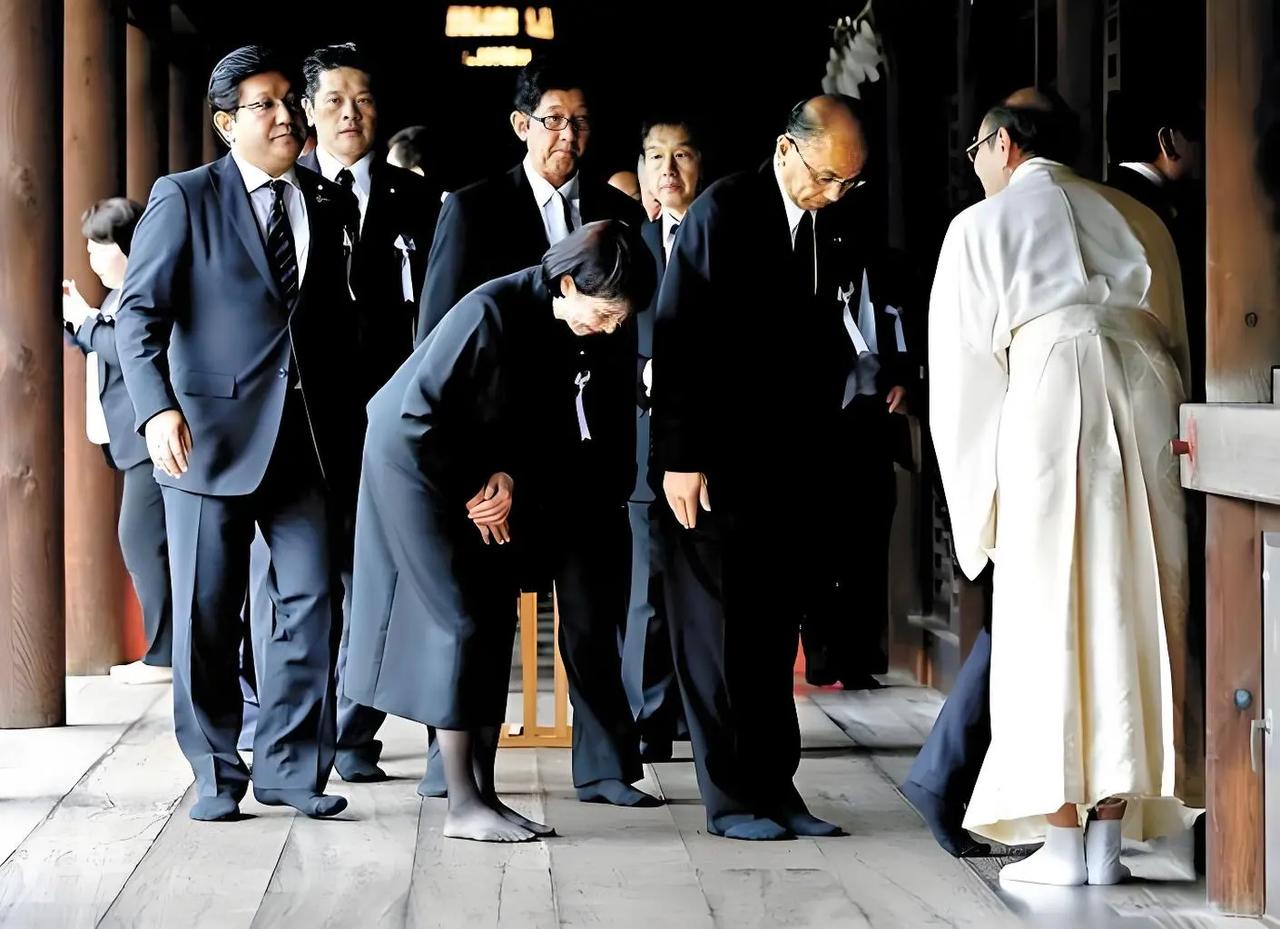 高市早苗又去靖国神社了。4月22号的事，她掏了祭祀费，还带着一帮议员呼啦啦往里