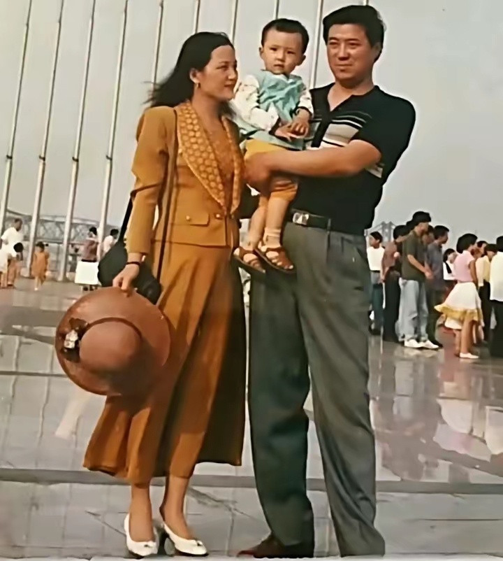 黄景瑜小时候与父母的一张留影，父母的颜值非常的高。