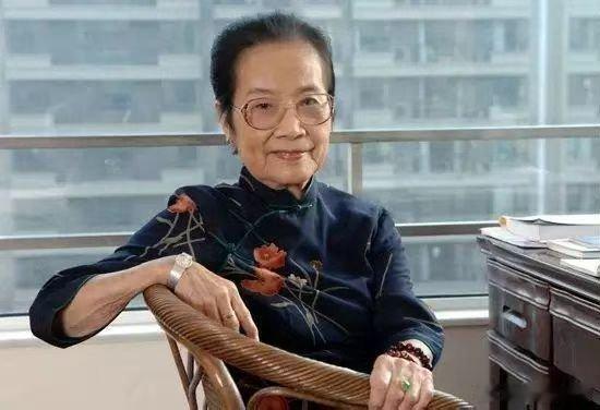 观察身边真正的有钱人，会发现他们有一个共同特点：即便明知某人不行，也不提醒、不指