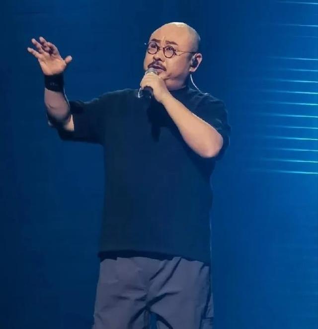 刀郎演唱会一票难求，火的真是他这个人吗？我看未必。他消失的那些年，歌却