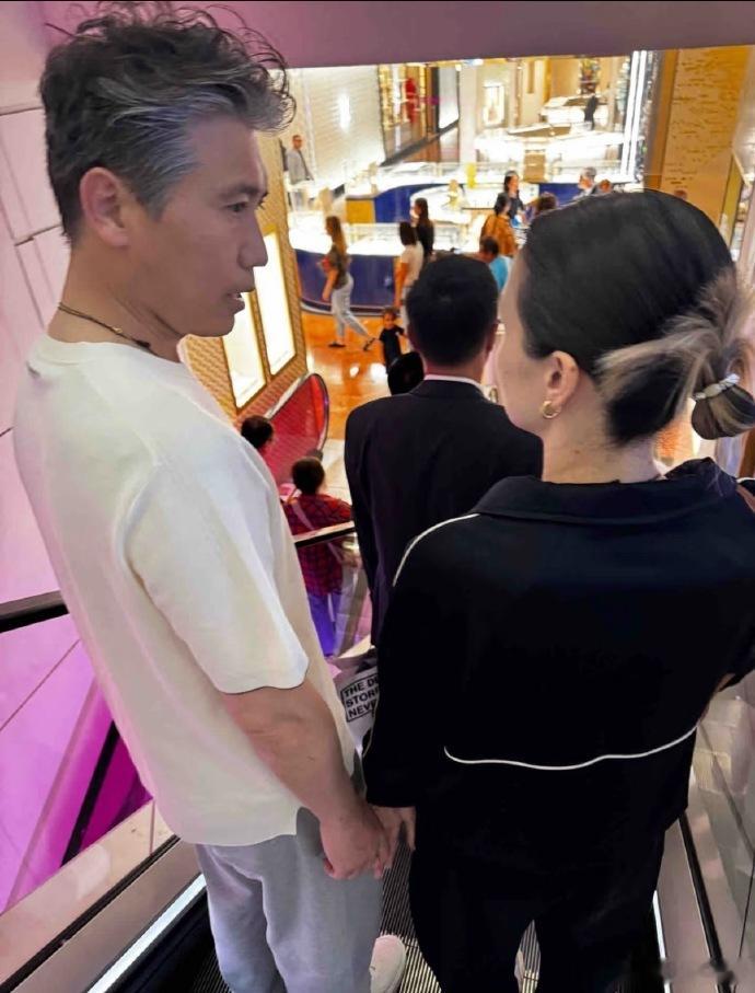 李乃文陪老婆巴黎逛街有网友偶遇李乃文陪老婆巴黎逛街，两人看着很甜蜜，老婆漂亮又