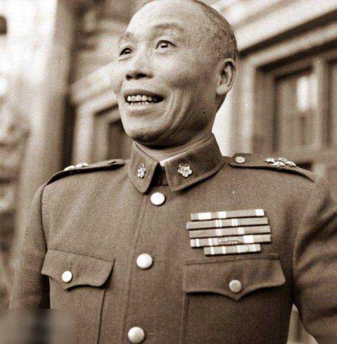 1948年的南京：老蒋在前线急得跳脚，副总统却在家悠然听戏，这戏码太精彩了19