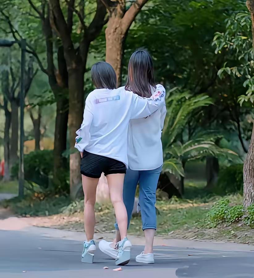 原来王子文这么矮的呀！看她和蒋欣的同框图里，她穿着一双厚底坡跟鞋，前脚掌有厚