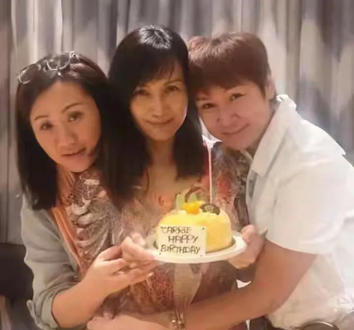 还认得站中间的TVB花旦吗？才知道她是熊欣欣老婆她的名字叫蔡嘉利，80年代参加