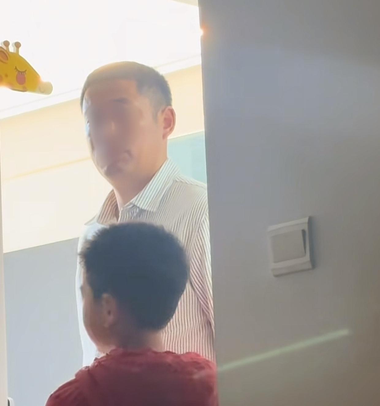 福建，一名女子发烧39度多，浑身酸痛，只有两个孩子围在身边。千盼万盼老公终于回来