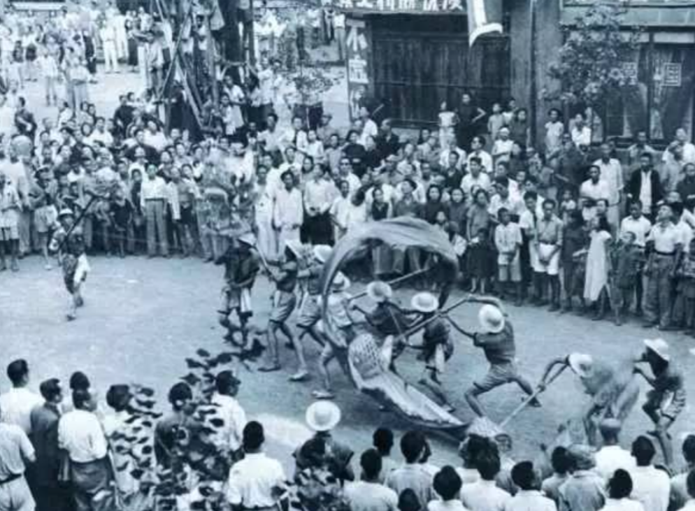 1949年12月，军统少将当街抱住一名地下党，并对解放军大喊：“这个人是大叛徒，