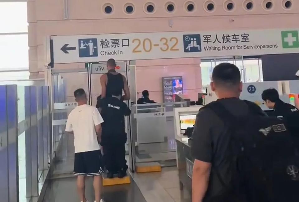 文班亚马太高了，这不是为难安检人员吗？当文班亚马进入高铁站安检之时，安检球员感