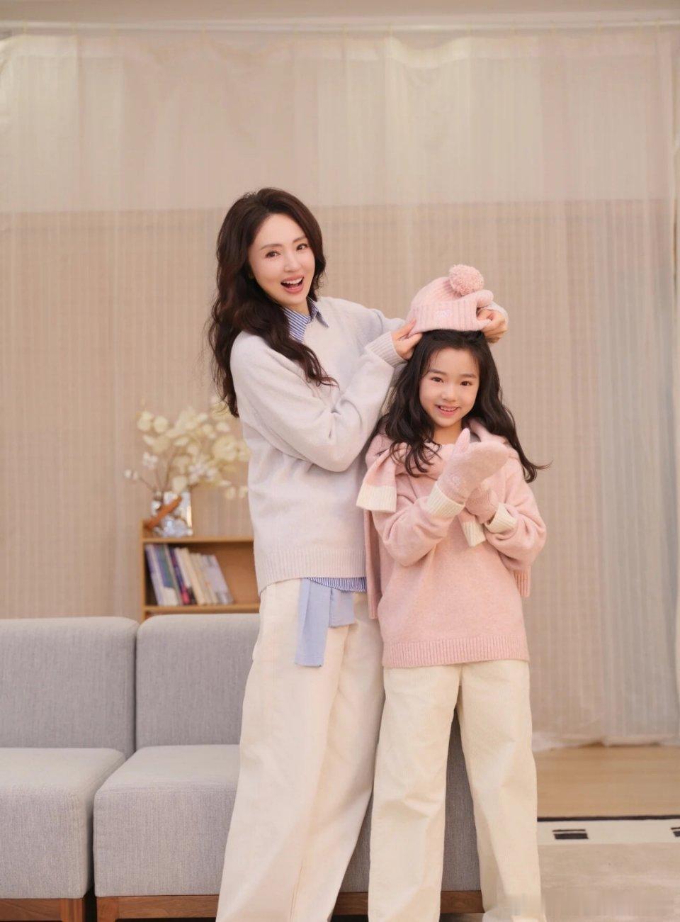 董璇和佟丽娅商量孩子去哪里上学的问题，董璇表示：“因为小孩上学有很多种选择，我是