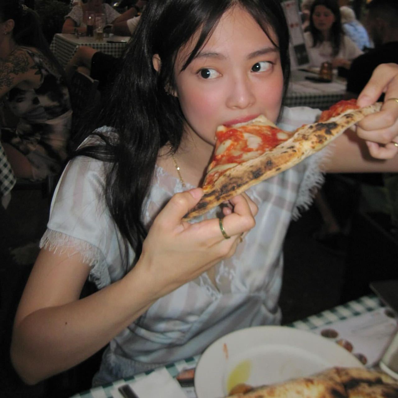 Jennie今日ins更新爱看妮的度假照片，很有生命力📝～​​​