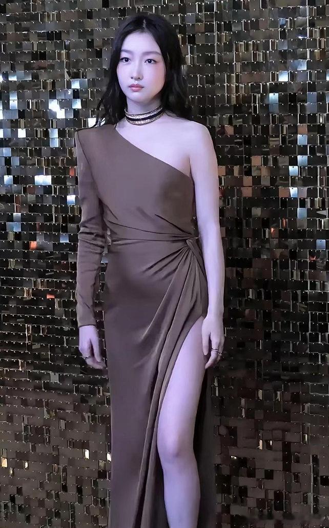 周冬雨最近是不是稍微长胖了一点？就连小肚子都隐约有些明显了。​​​