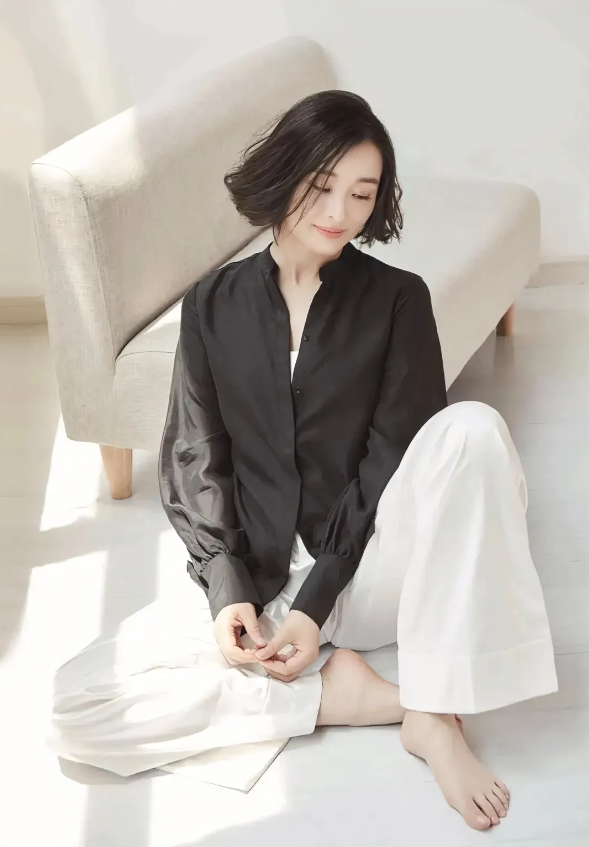 吴越，168cm，光脚席地而坐，容颜如花似玉，气质高雅！
