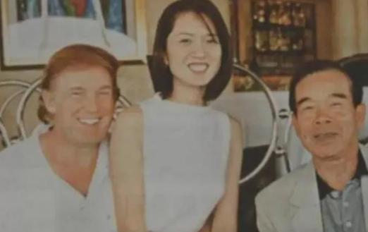1995年，49岁的特朗普身处香港，怀中抱着一位神秘的中国女人，慵懒的坐