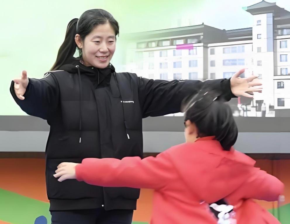 2010年，吉林一女老师上课间操时，发现一个瘦小的女孩，浑身脏兮兮的，还散发着一