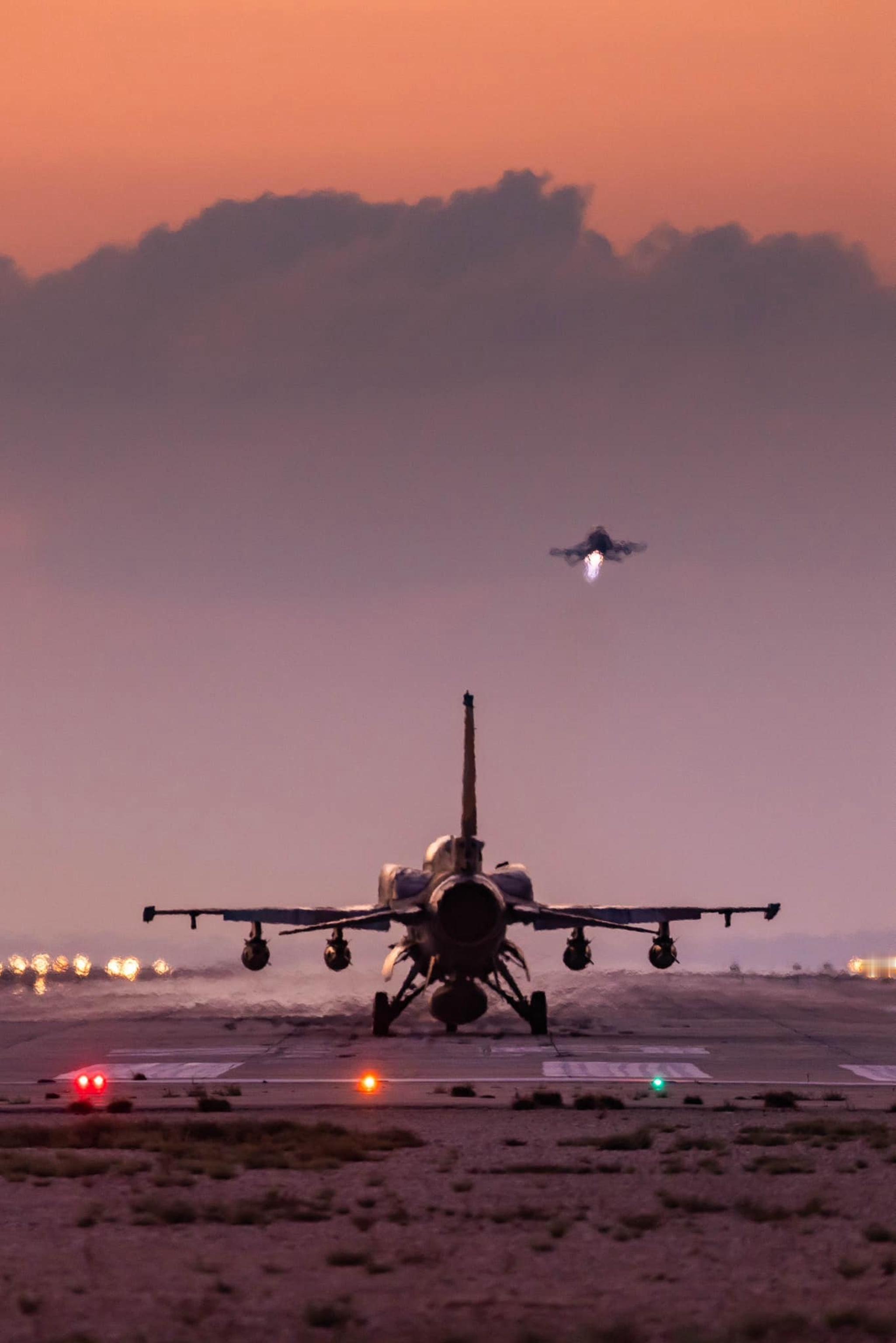 分享圖片：美國通用動力/洛克希德·馬丁F-16B/D“戰隼”戰鬥教練機/戰鬥轟炸