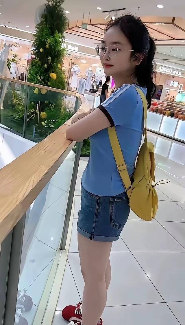 刚刷到宝妈晒14岁女儿照片，真不敢信这岁数，看着跟18岁似的。现在小孩发育太快了