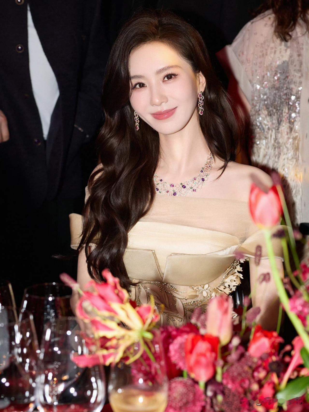 内娱资讯，刘诗诗身着一袭GeorgesHobeika2025秋冬系列高定礼服