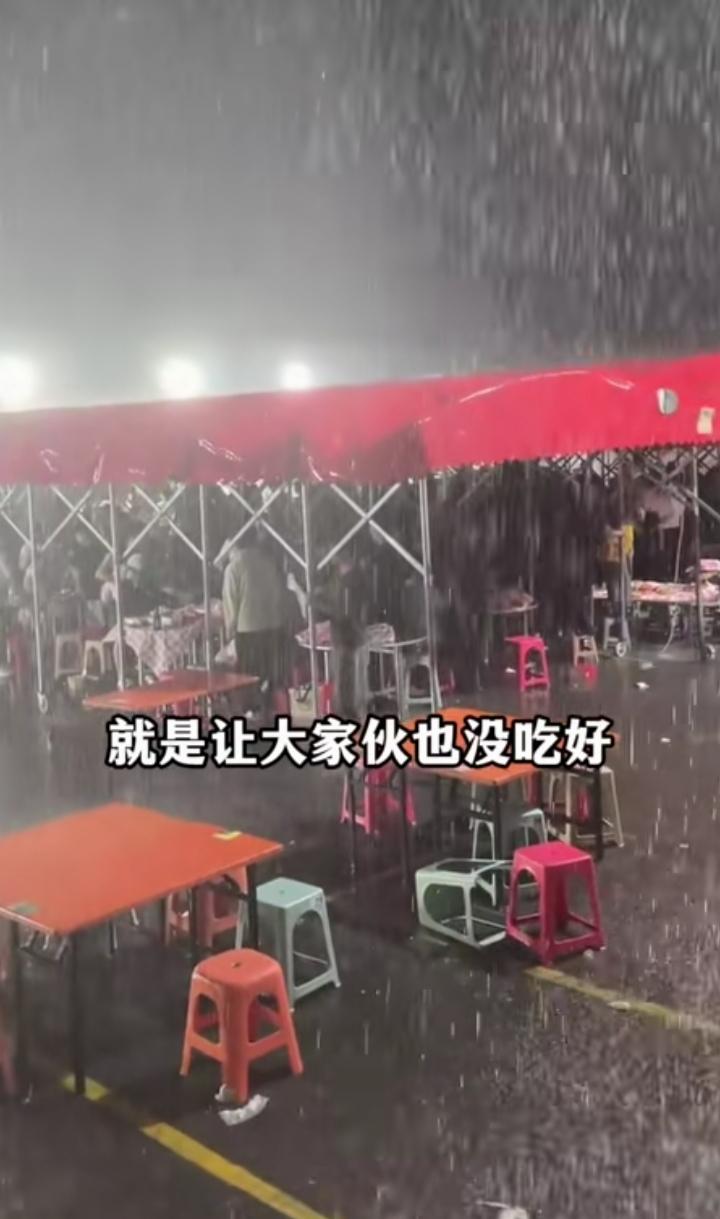 暴雨天暖心一幕！小白烧烤老板真是大格局！突如其来的暴雨让小白烧烤的就餐区域